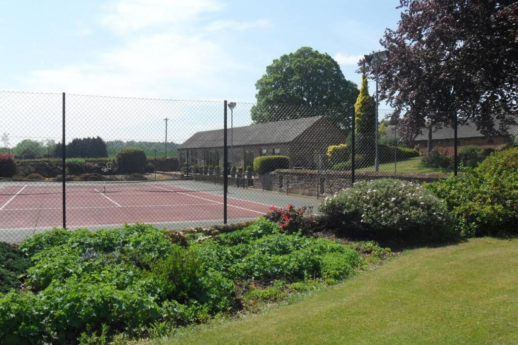 Courtside Barn, Lynn, Newport Villa Нюпорт Екстериор снимка